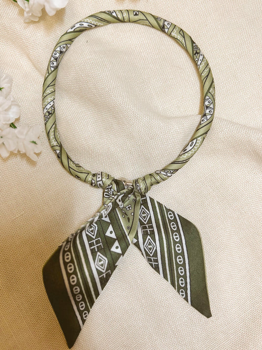Green Go Down Town Magnetic Scarf Necklace